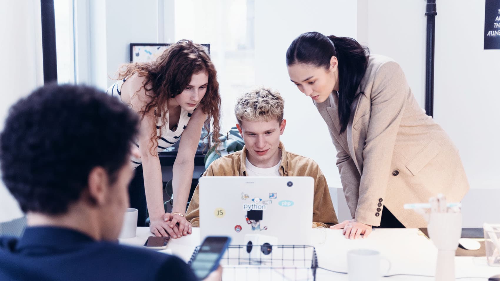 Gruppe junger Leute arbeitet mit aßgeschneiderten Lohnabrechnungsdienstleistungen von SD Worx