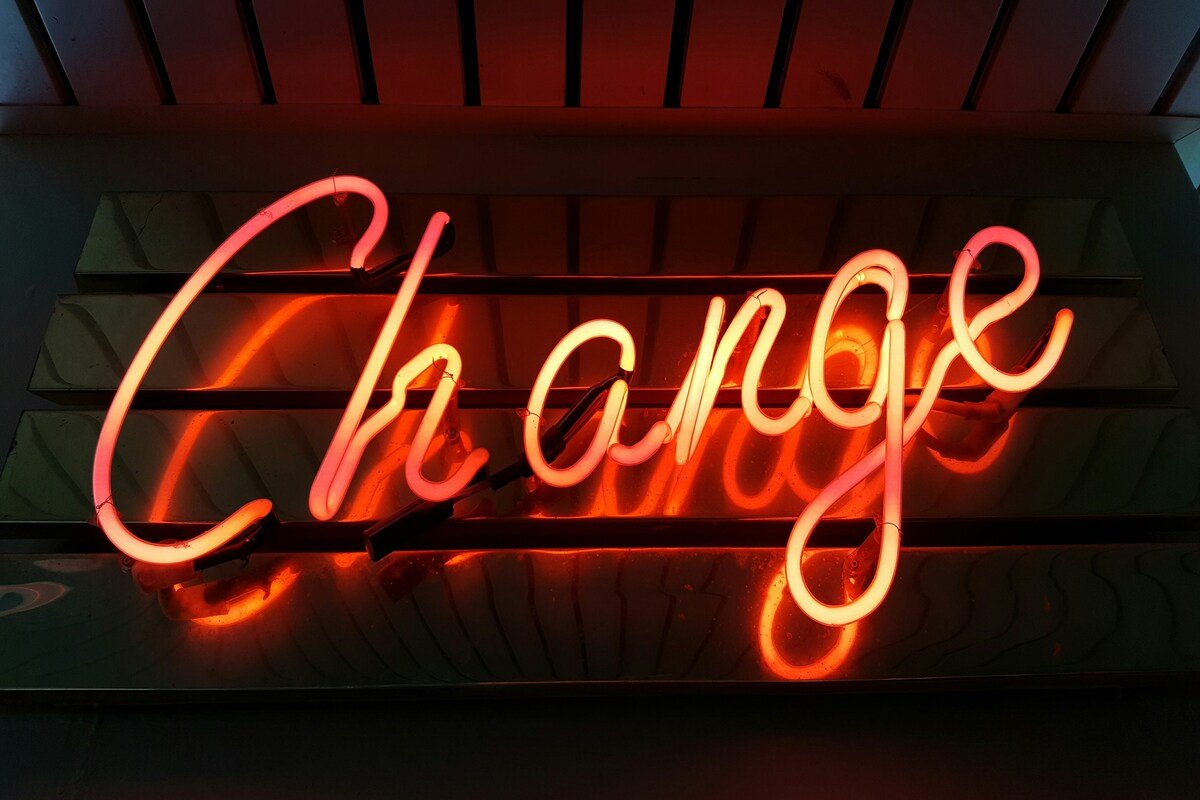 Punainen neonkyltti, jossa lukee sana "Change"